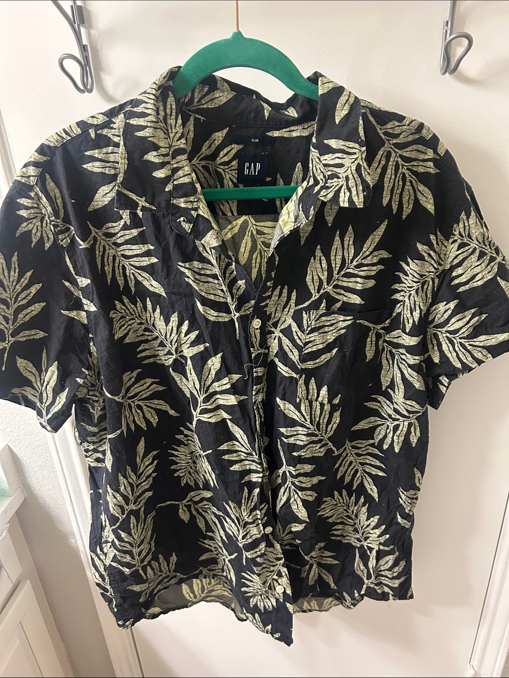 GAP slim Black Short-Sleeve Button-Down Shirt with Pale Green Leaf Print - XXL
